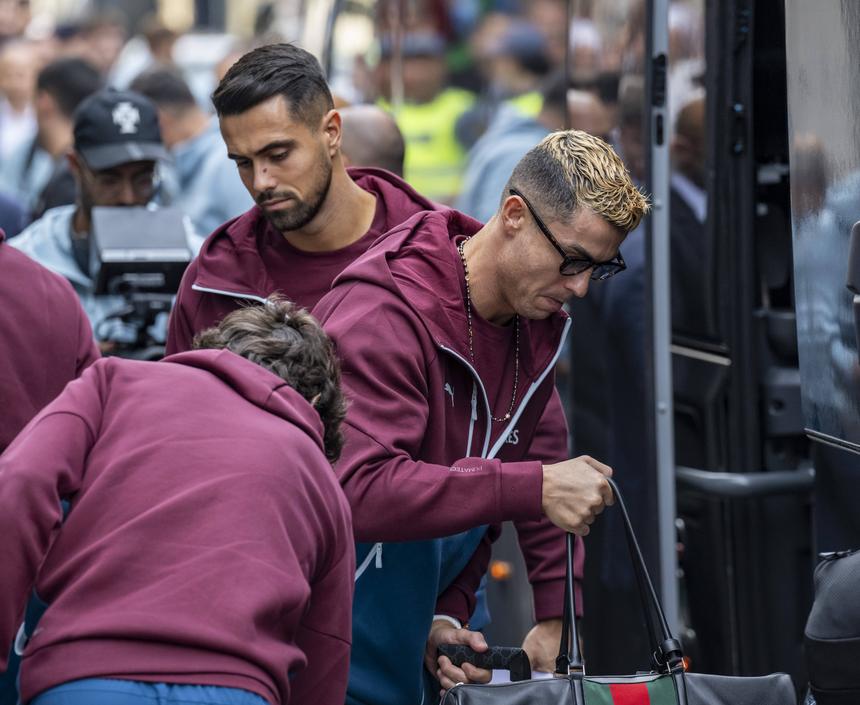 Ronaldo e Seleção na chegada a Malmo, onde vão preparar o jogo com a Dinamarca - foto: Imago