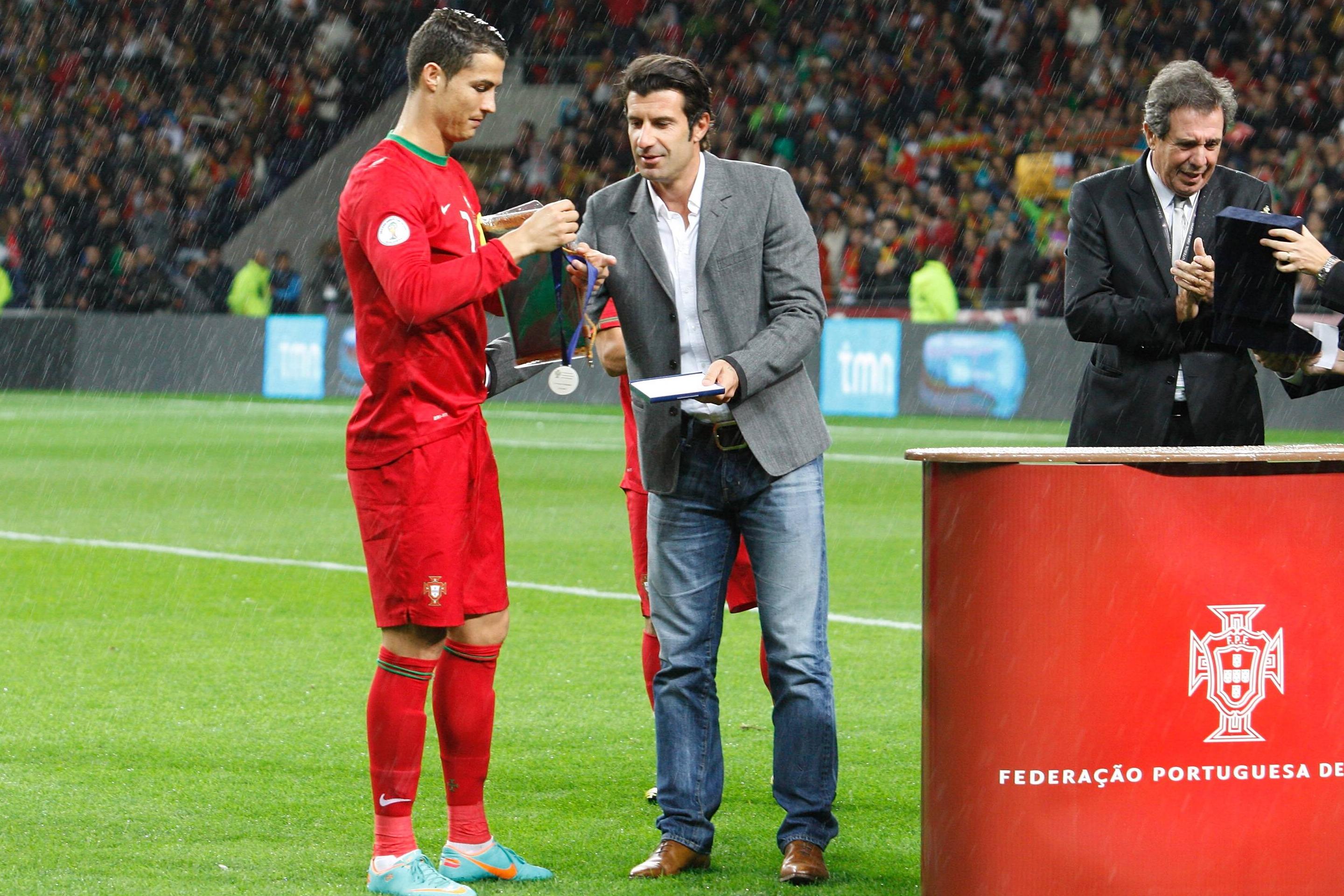 Os nossos filhos competem no mercado global sem complexo de inferioridade, como a camisola 7 da Seleção já lhes tinha ensinado com Figo e Ronaldo — Foto: IMAGO