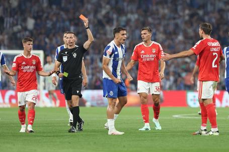 Miguel Nogueira dirigiu o jogo com independência e, como foi sublinhado por especialistas, realizou uma arbitragem equilibrada e tecnicamente correta — Foto: CATARINA MORAIS/KAPTA+