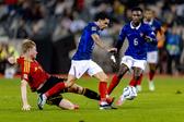 Lucas da Cunha em duelo com De Bruyne