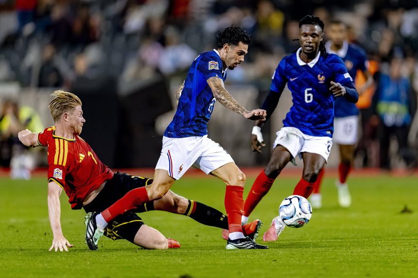Lucas da Cunha em duelo com De Bruyne