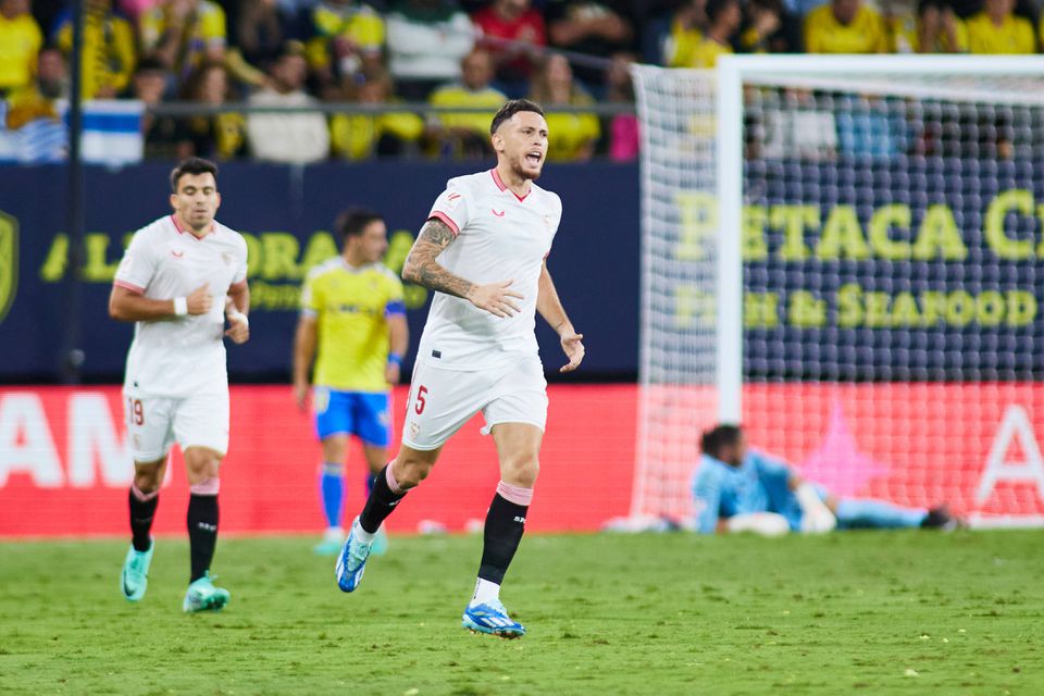 Ocampos e Rakitic resgatam ponto para o Sevilha em Cádiz