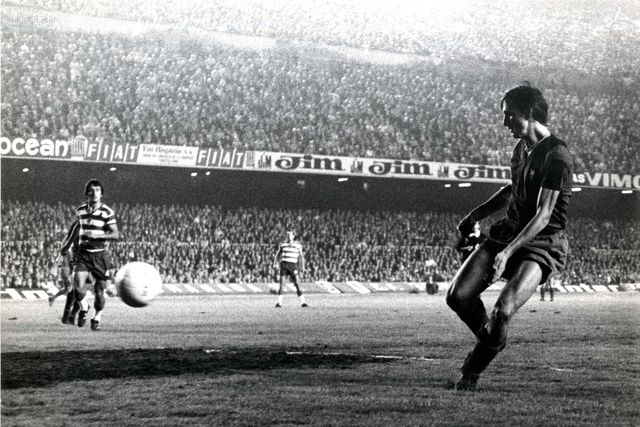 Cruijff estreou-se pelo Barcelona há 50 anos e o resto é história