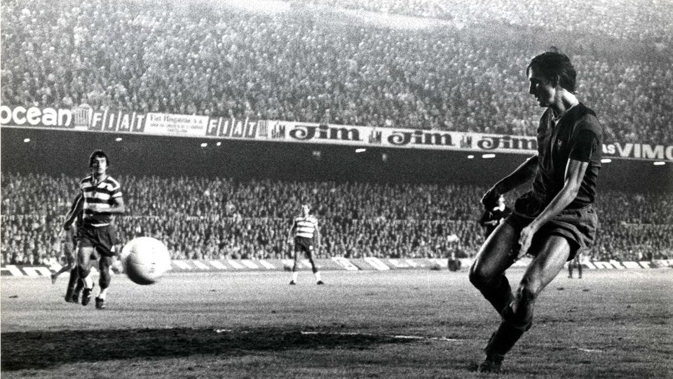 Cruijff estreou-se pelo Barcelona há 50 anos e o resto é história