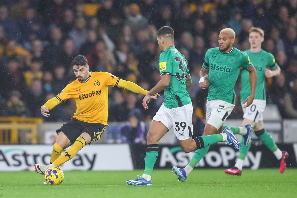 Pedro Neto (sai lesionado) e Toti Gomes assistem no empate do Wolves com o Newcastle