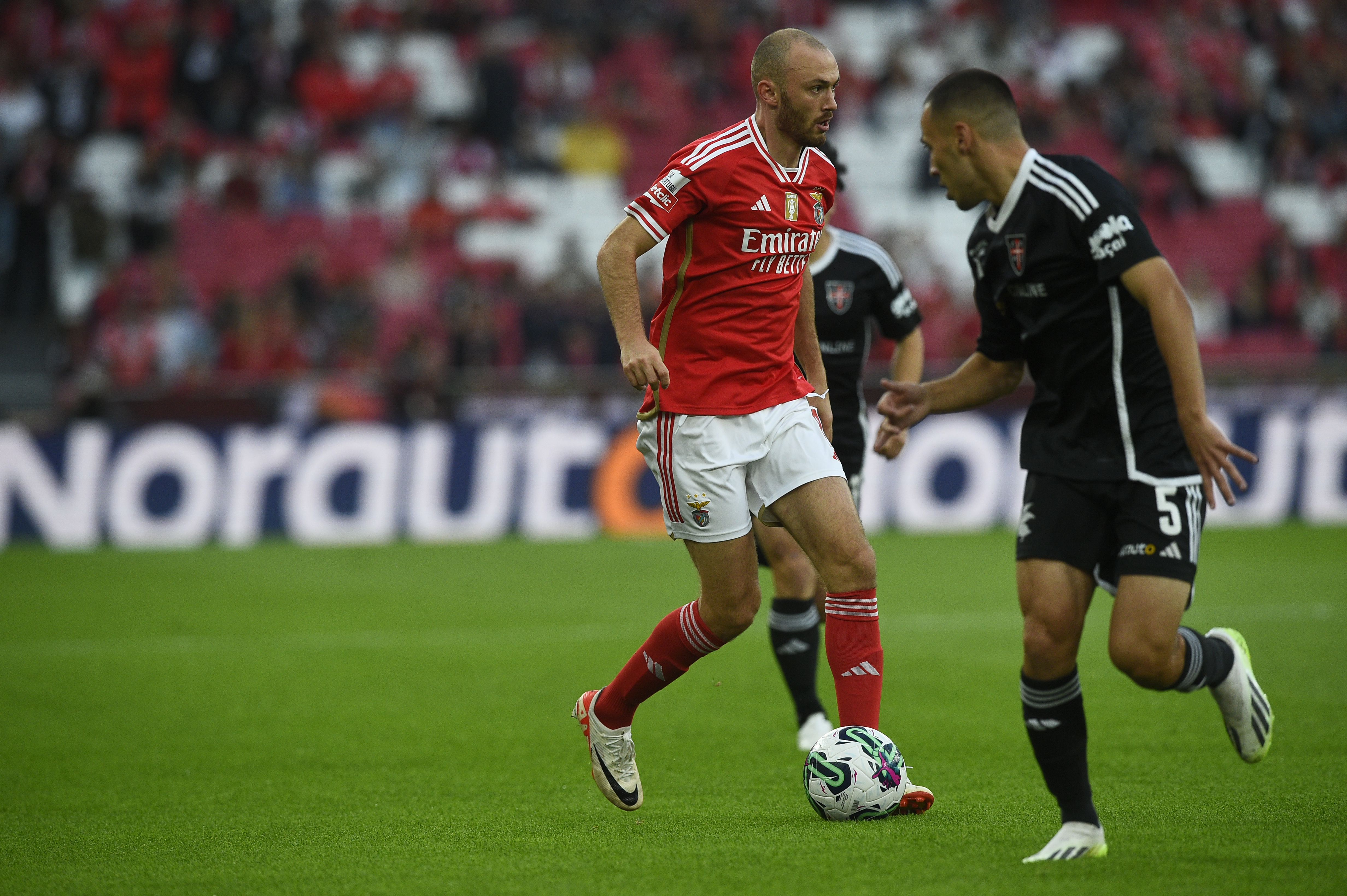 Benfica multado por pirotecnia e por felicitações a uma claque do Hajduk  Split