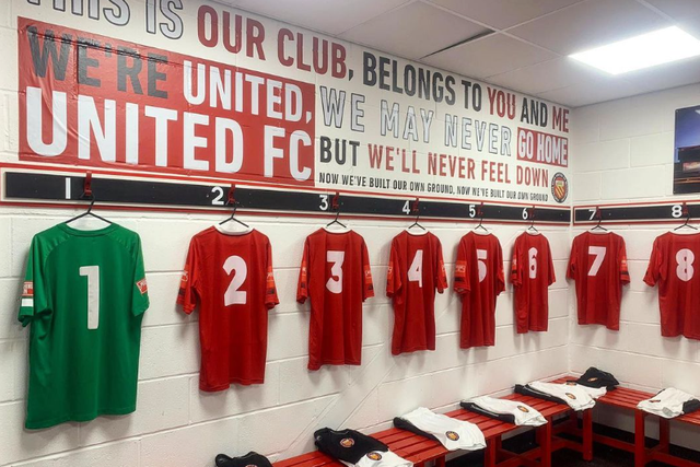 Em Inglaterra há um clube ‘primo’ do Manchester United que joga no sétimo escalão