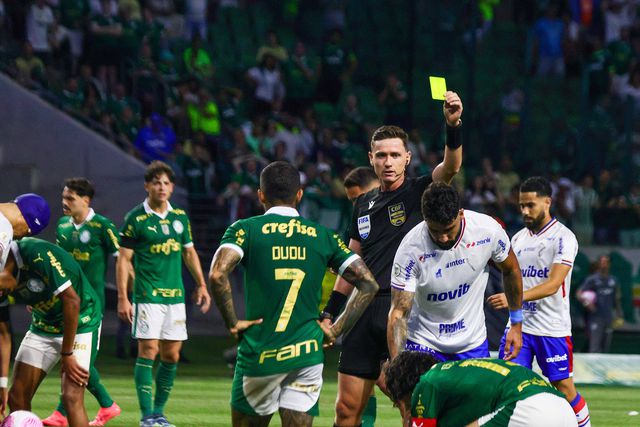 CBF afasta árbitros após prestações polémicas no Brasileirão