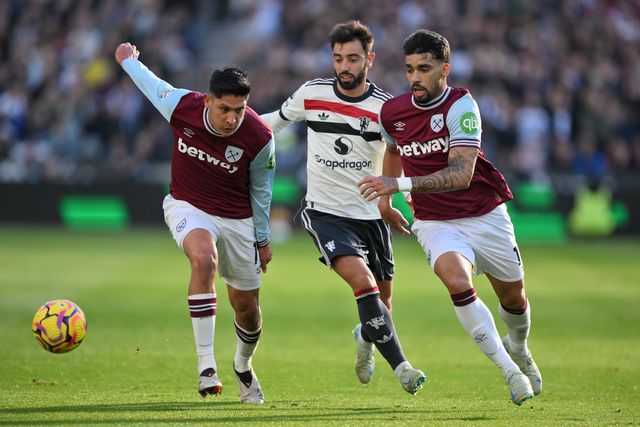 Bruno Fernandes em luta com dois jogadores do West Ham