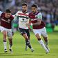 Bruno Fernandes em luta com dois jogadores do West Ham
