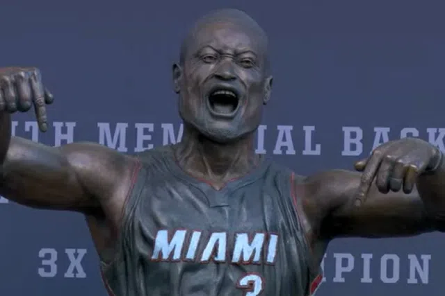 Dwyane Wade com estátua à Cristiano Ronaldo