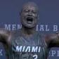 Dwyane Wade com estátua à Cristiano Ronaldo