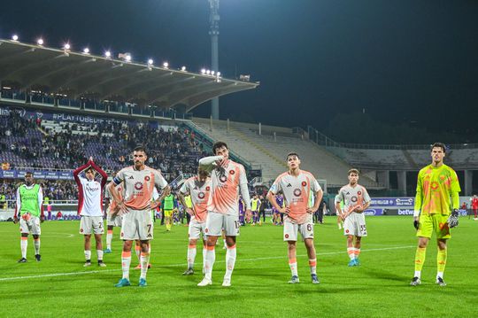 A ferro e fogo: meia centena de adeptos da Roma fazem espera à equipa de madrugada (vídeo)