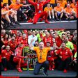 Vídeo: Zak Brown estraga foto de grupo da Ferrari, mas Carlos Sainz vinga-se logo depois