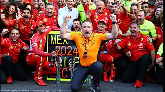 Vídeo: Zak Brown estraga foto de grupo da Ferrari, mas Carlos Sainz vinga-se logo depois