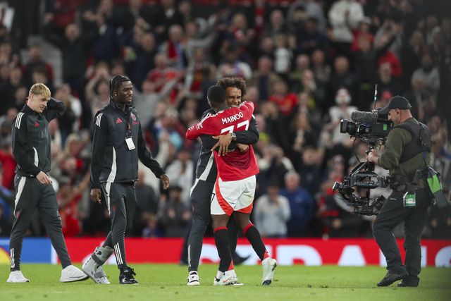 Joshua Zirkzee, avançado, abraça Kobbie Mainoo, médio, após eliminatória frente ao Lyon