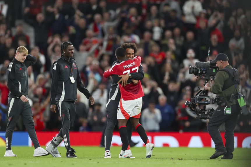 Joshua Zirkzee, avançado, abraça Kobbie Mainoo, médio, após eliminatória frente ao Lyon