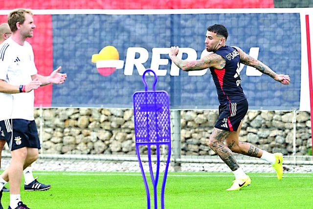 Nicolás Otamendi no treino da véspera do jogo com o Tondela da Taça da Liga — Foto: SL Benfica