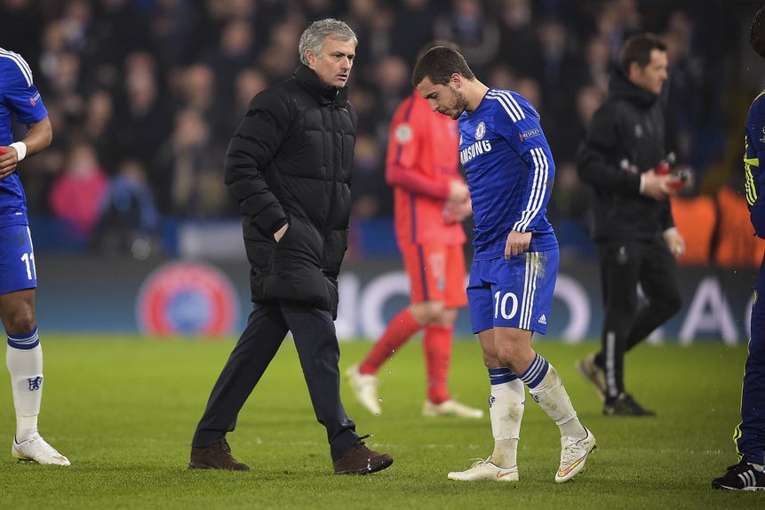 José Mourinho e Eden Hazard, 2015. Num jogo com o PSG, o belga perdeu a bola e quase deu golo ao adversário, o agora treinador do Benfica criticaria depois o jogador por falta de empenho
