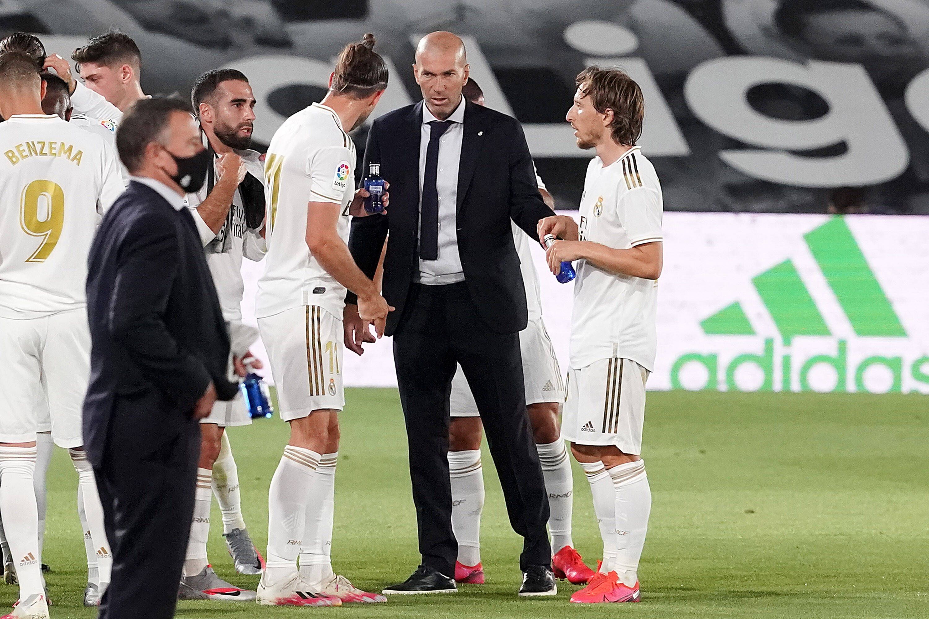 Zinedine Zidane e Gareth Bale. Perda progressiva de confiança no empenho do galês, que acabou remetido ao banco ou mesmo à bancada