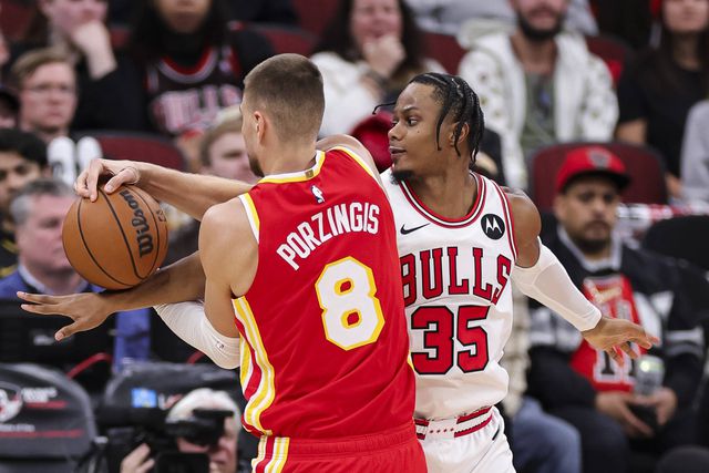 Isaac Okoro, dos Chicago Bulls, e Kristaps Porzingis, dos Atlanta Hawks