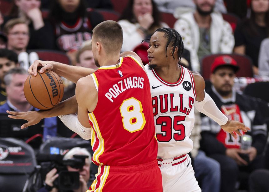 Isaac Okoro, dos Chicago Bulls, e Kristaps Porzingis, dos Atlanta Hawks