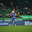 Eduardo Quaresma em duelo no Sporting-Alverca - Foto: Miguel Nunes