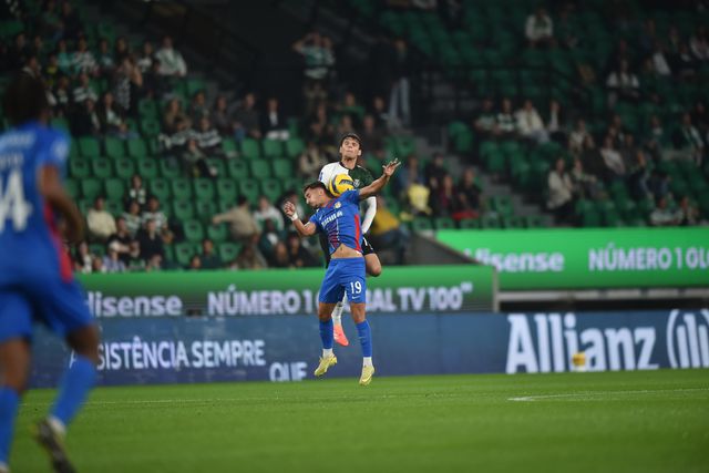 Eduardo Quaresma em duelo no Sporting-Alverca - Foto: Miguel Nunes