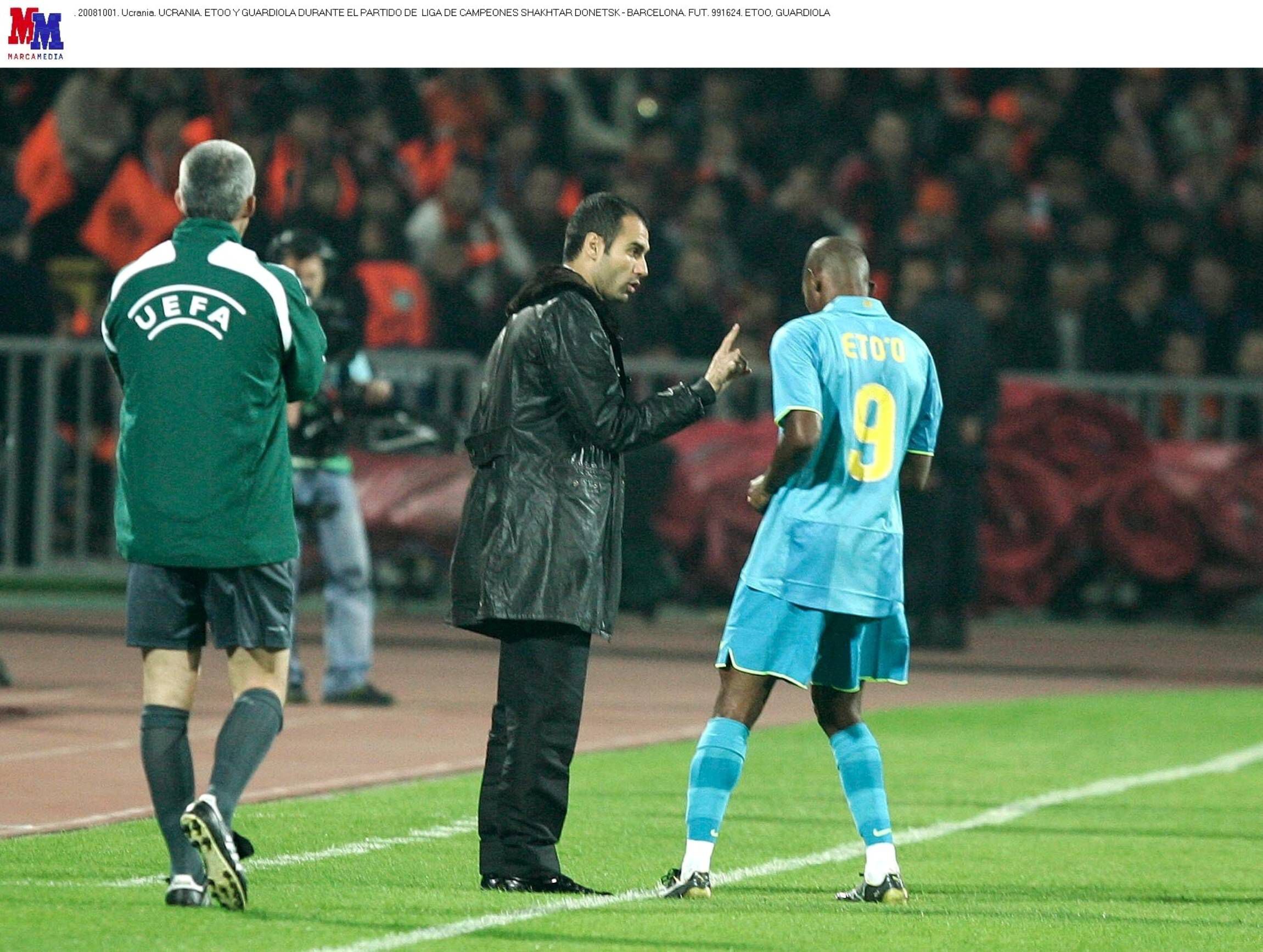 Guardiola e Eto'o. Constes discussões sobre a posição em campo levaram à saída do avançado do Barcelona