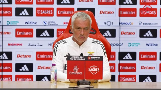 Mourinho 'culpa' Lukebakio por chegar rouco às conferências