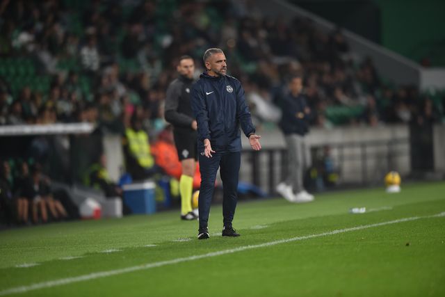 Rui Borges deu algumas indicações para dentro do relvado, mas disse estar tranquilo quanto à prestação dos jogadores - Foto: Miguel Nunes