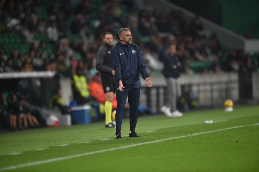 Rui Borges deu algumas indicações para dentro do relvado, mas disse estar tranquilo quanto à prestação dos jogadores - Foto: Miguel Nunes