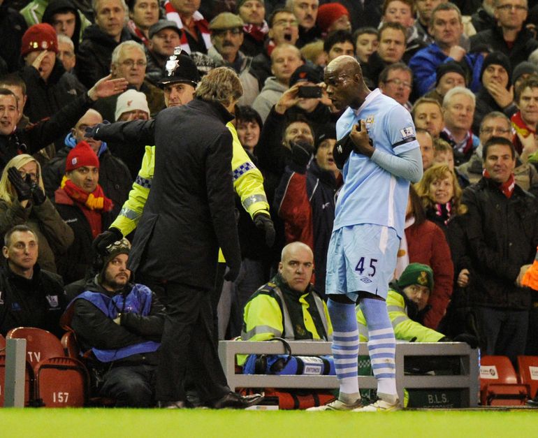 Mancini e Balotelli. Há muito por onde escolher, mas 2011 foi fértil em discussões entre os italianos no Manchester City