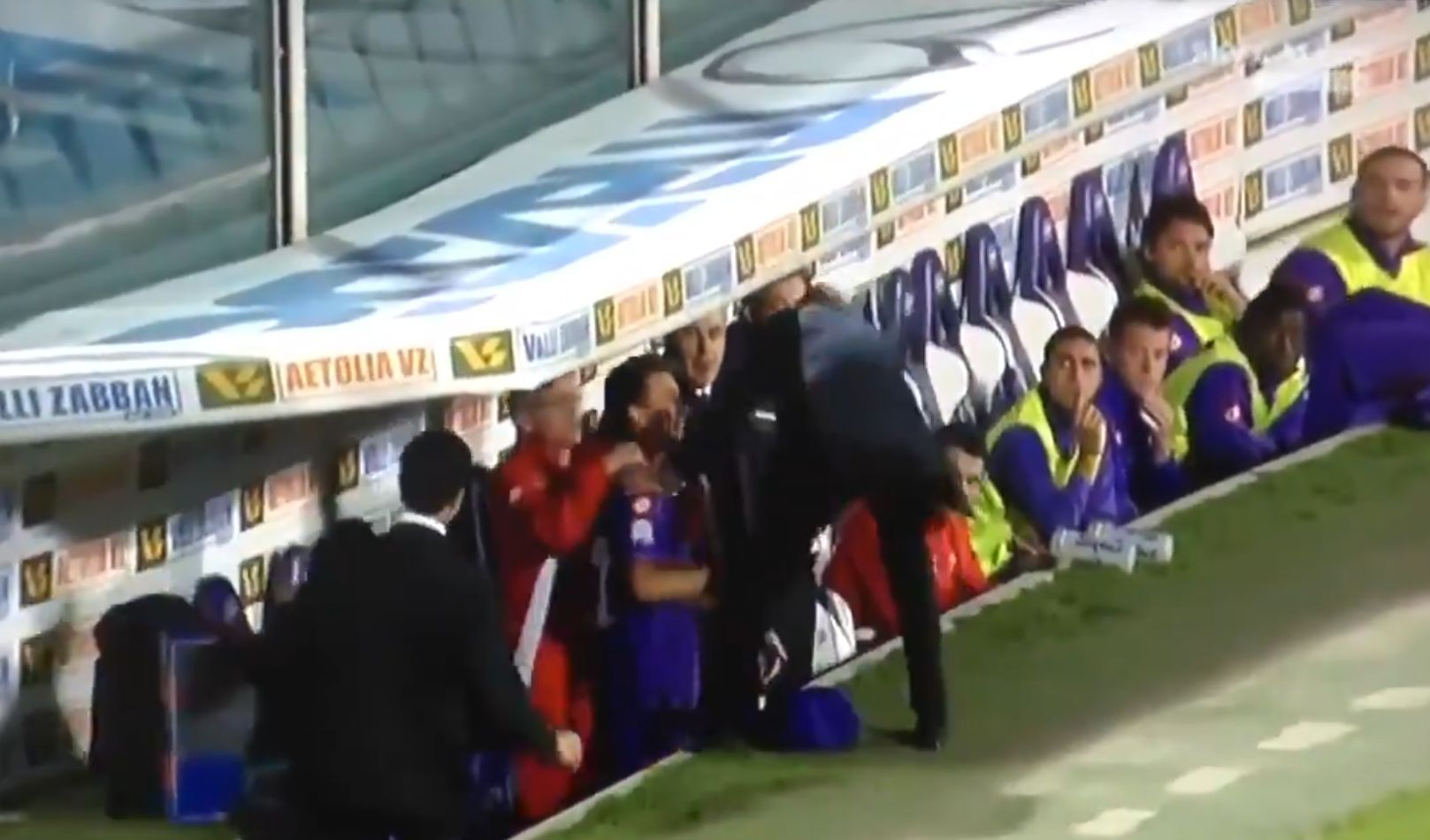 Delio Rossi e Adem Ljajic em 2012, num Fiorentina-Novara. O sérvio bateu palmas ao sair, disse mais algumas palavras e o treinador não gostouk, entrando em confronto físico