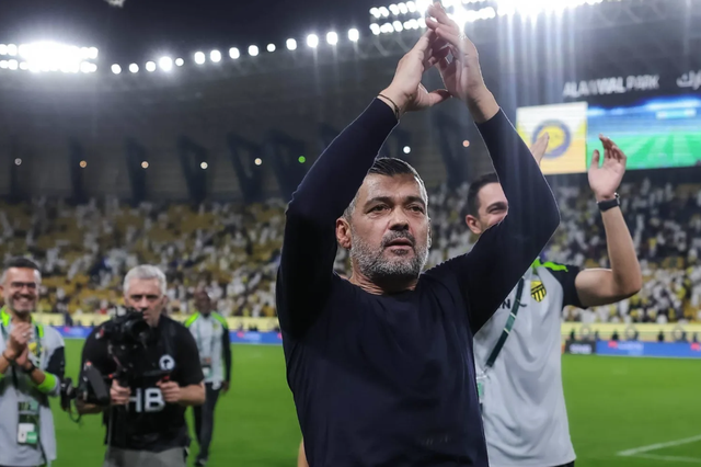 Sérgio Conceição agradece aos adeptos após a vitória sobre o Al Nassr - Foto: Al Ittihad