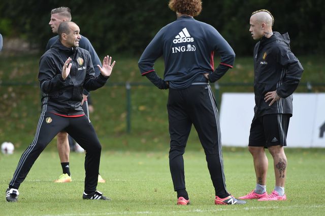 Roberto Martínez conversa com Nainggolan durante um treino da Bélgica, seleção que liderou entre 2016 e 2022
