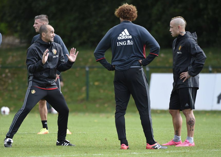 Roberto Martínez conversa com Nainggolan durante um treino da Bélgica, seleção que liderou entre 2016 e 2022