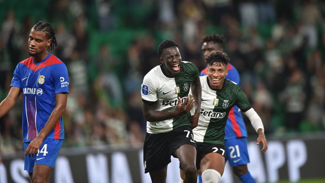 Jovem defesa Salvador Blopa não escondeu a felicidade por se estrear a marcar pela equipa principal do Sporting e logo em Alvalade - Foto: Miguel Nunes