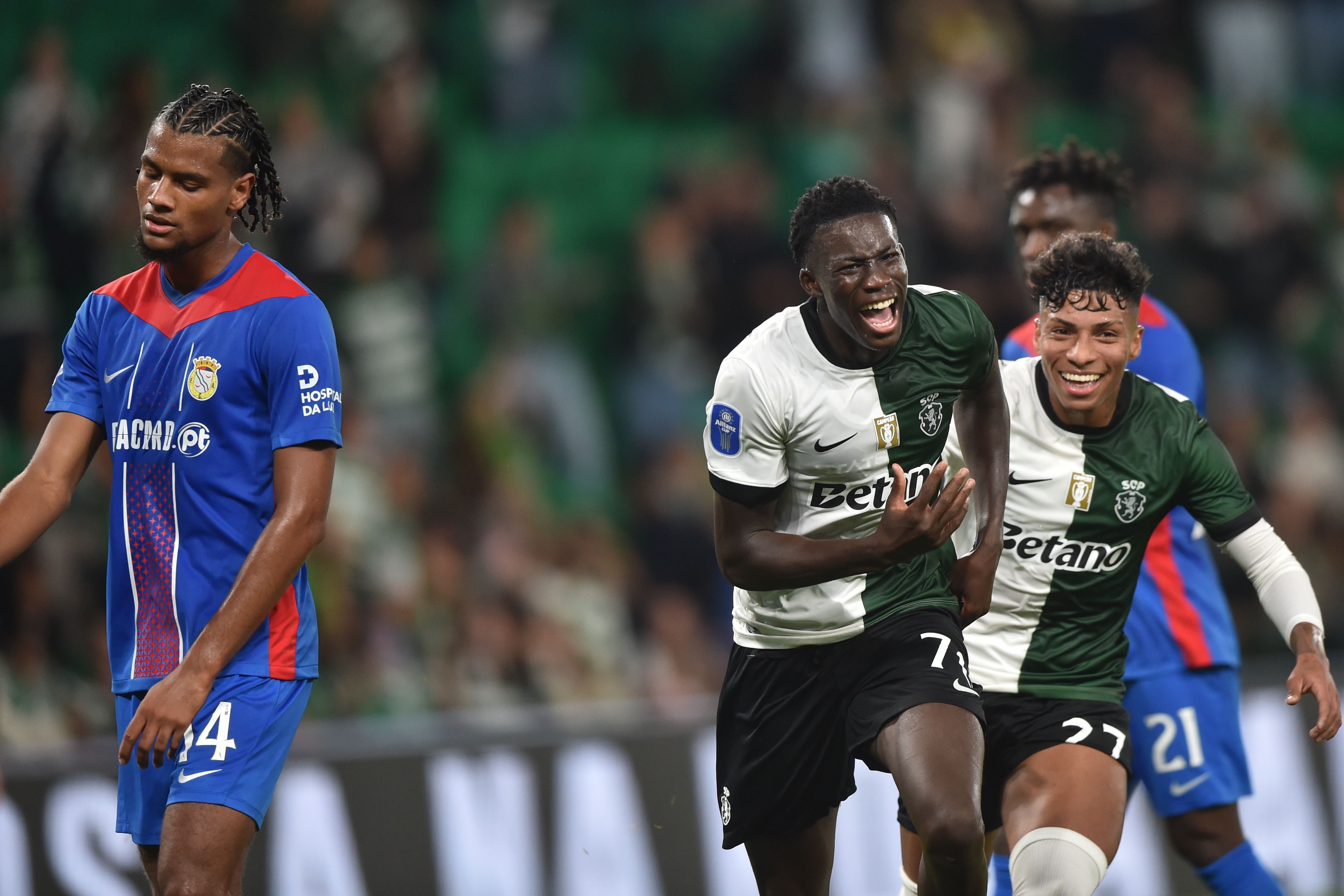 Jovem defesa Salvador Blopa não escondeu a felicidade por se estrear a marcar pela equipa principal do Sporting e logo em Alvalade - Foto: Miguel Nunes