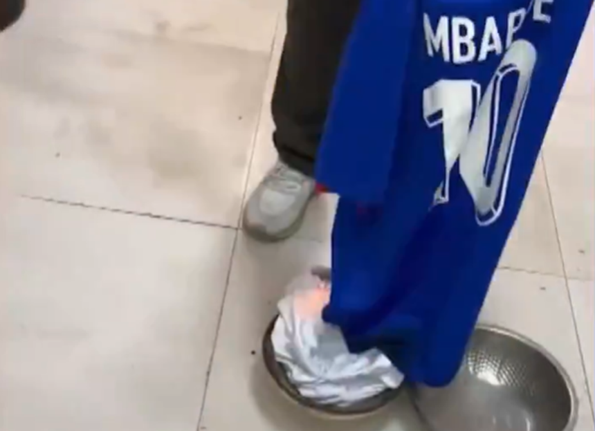 Camisola de Mbappé queimadas