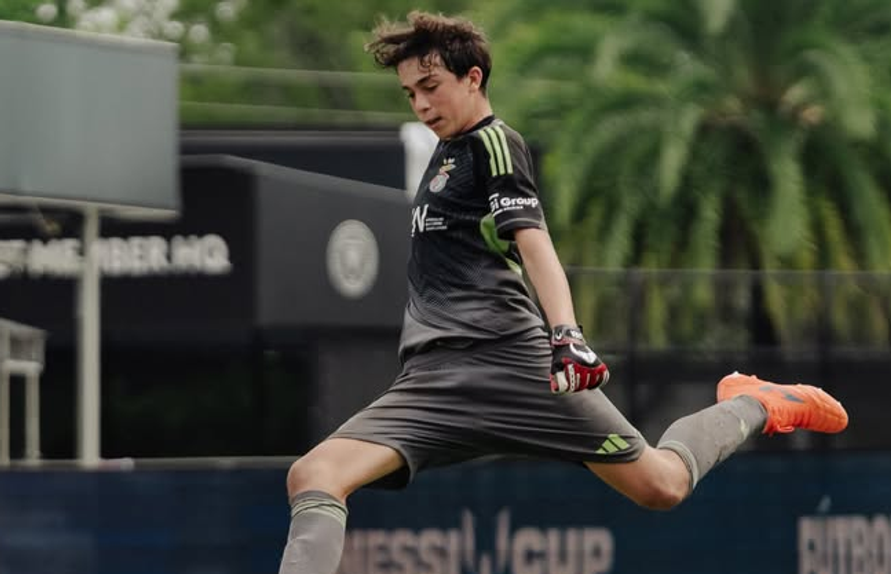 Matvey Volyk, guarda-redes de 15 anos do Benfica (Foto: Messi Cup)