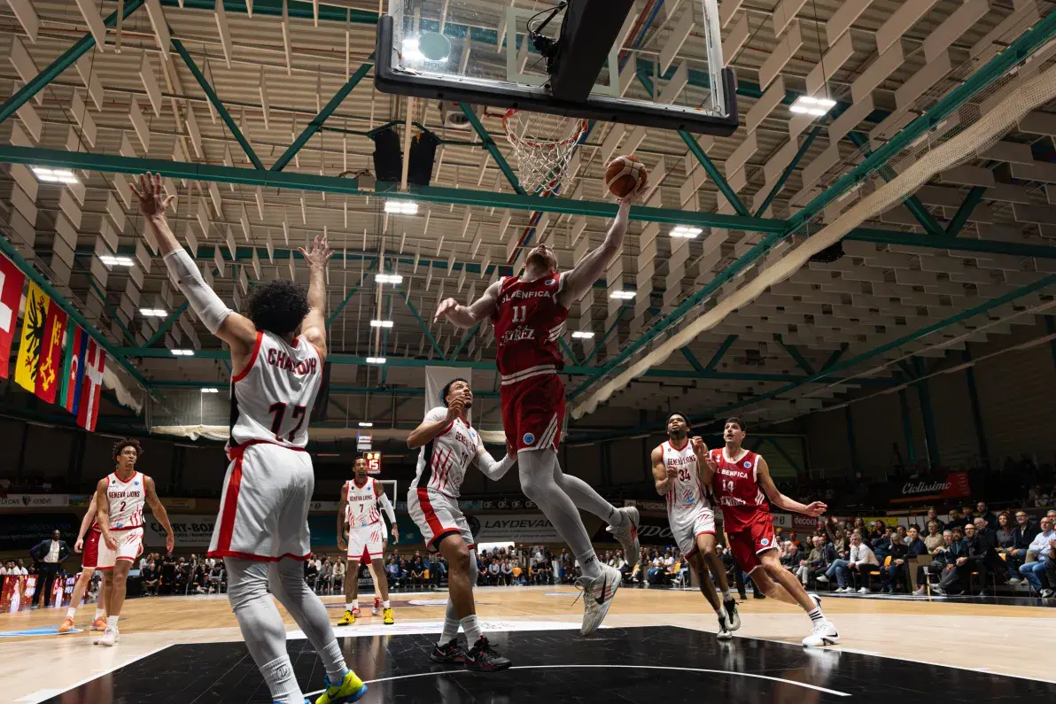 Aleksander Dziewa, jogador de basquetebol do Benfica (foto FIBA)