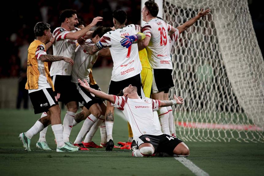 Festa do Estudiantes no Maracanã após eliminar o Flamengo (Foto: IMAGO)