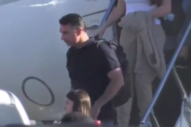 Flávio Bolsonaro à saídacde avião em Miami