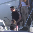 Flávio Bolsonaro à saídacde avião em Miami