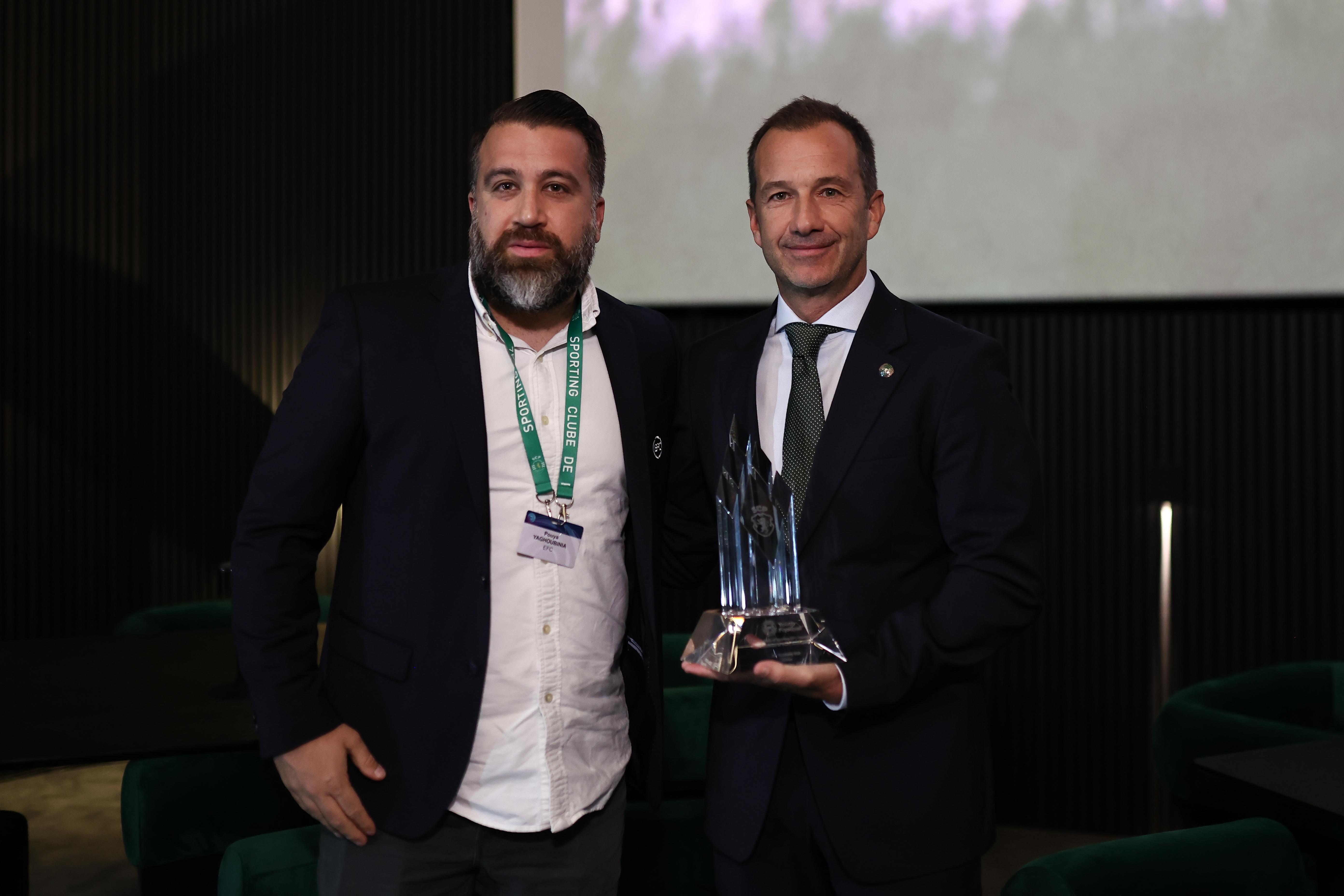 Frederico Varandas recebe galardão das mãos de Pouya Yaghoubinia, Senior Football Development Manager da EFC