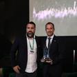 Frederico Varandas recebe galardão das mãos de Pouya Yaghoubinia, Senior Football Development Manager da EFC