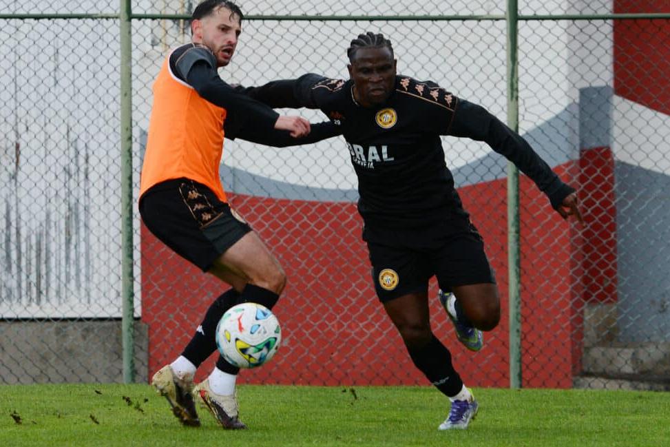 José Gomes e Njoya no treino do Nacional. -Foto: NACIONAL