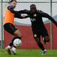 José Gomes e Njoya no treino do Nacional. -Foto: NACIONAL