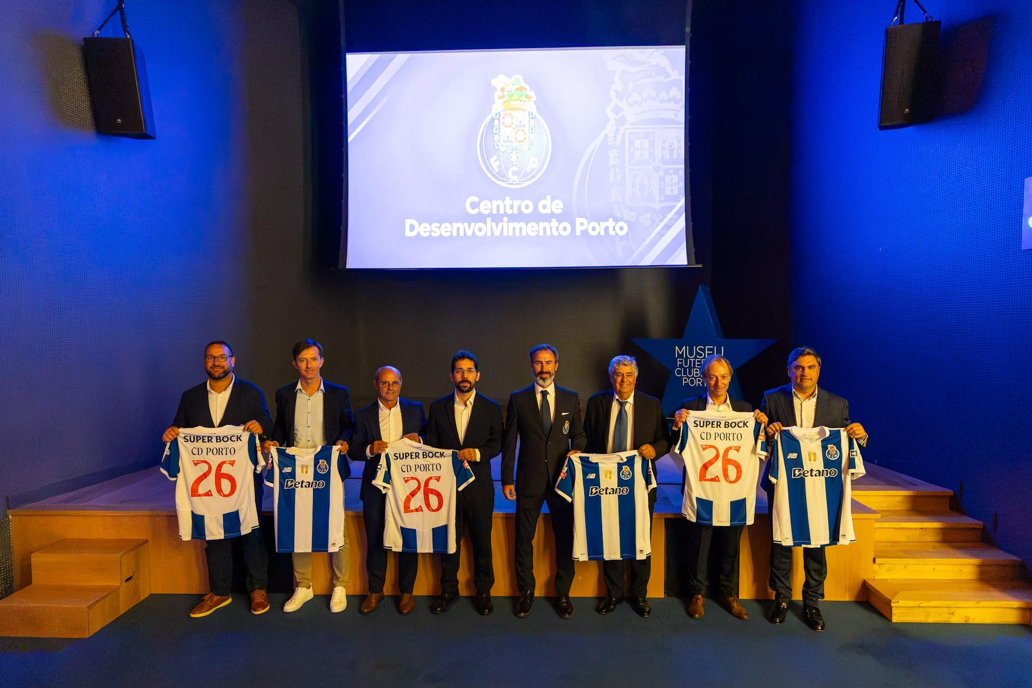 Os representantes dos clubes parceiros dos Centros de Desenvolvimento Porto (CDP) - Foto: FC Porto